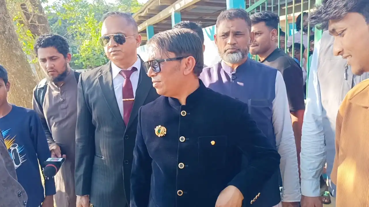 উৎসবমুখর উপস্থিতি